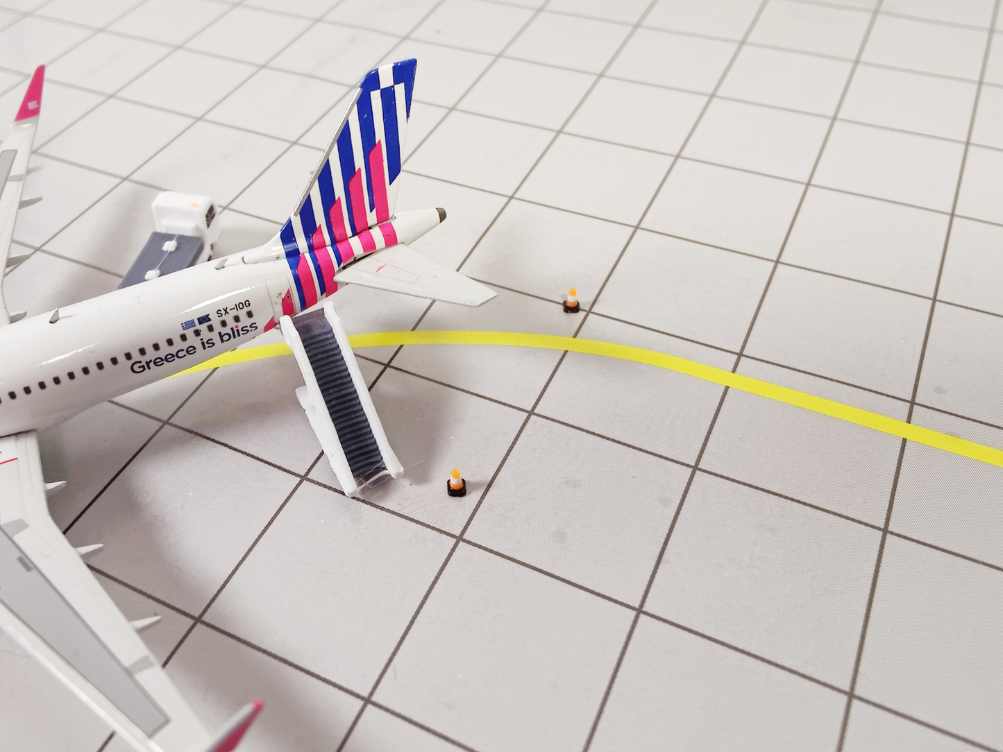 100x Orange/White TRAFFIC CONES Airport Stand GSE Models 1:400 Scale Diorama