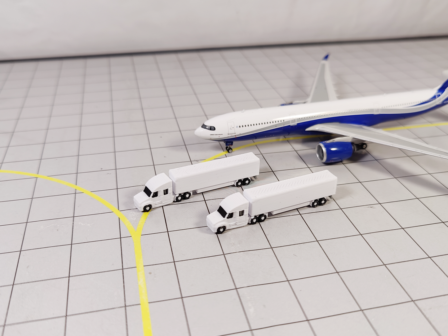 6x ARTICULATED TRUCKS US Style Airport GSE Service Vehicles 1:400 Scale Diorama
