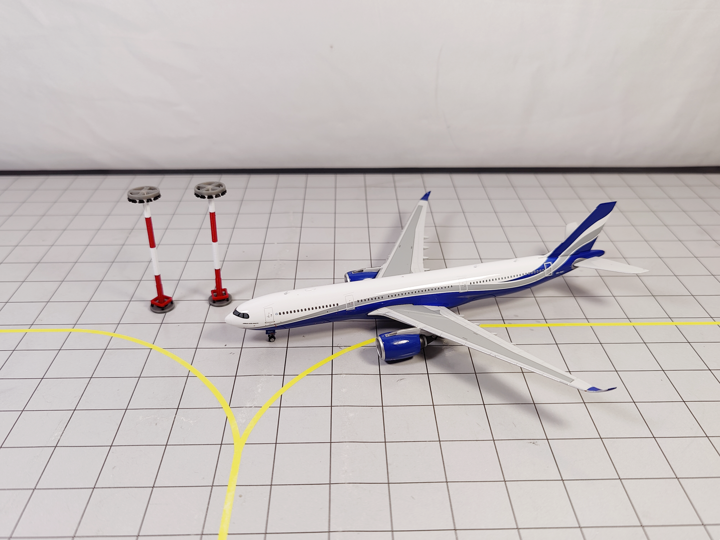AIRPORT FLOODLIGHTS x10 Red/White Lights Building Models 1:400 Scale Diorama