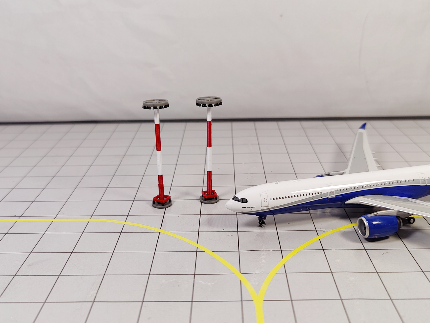 AIRPORT FLOODLIGHTS x10 Red/White Lights Building Models 1:400 Scale Diorama
