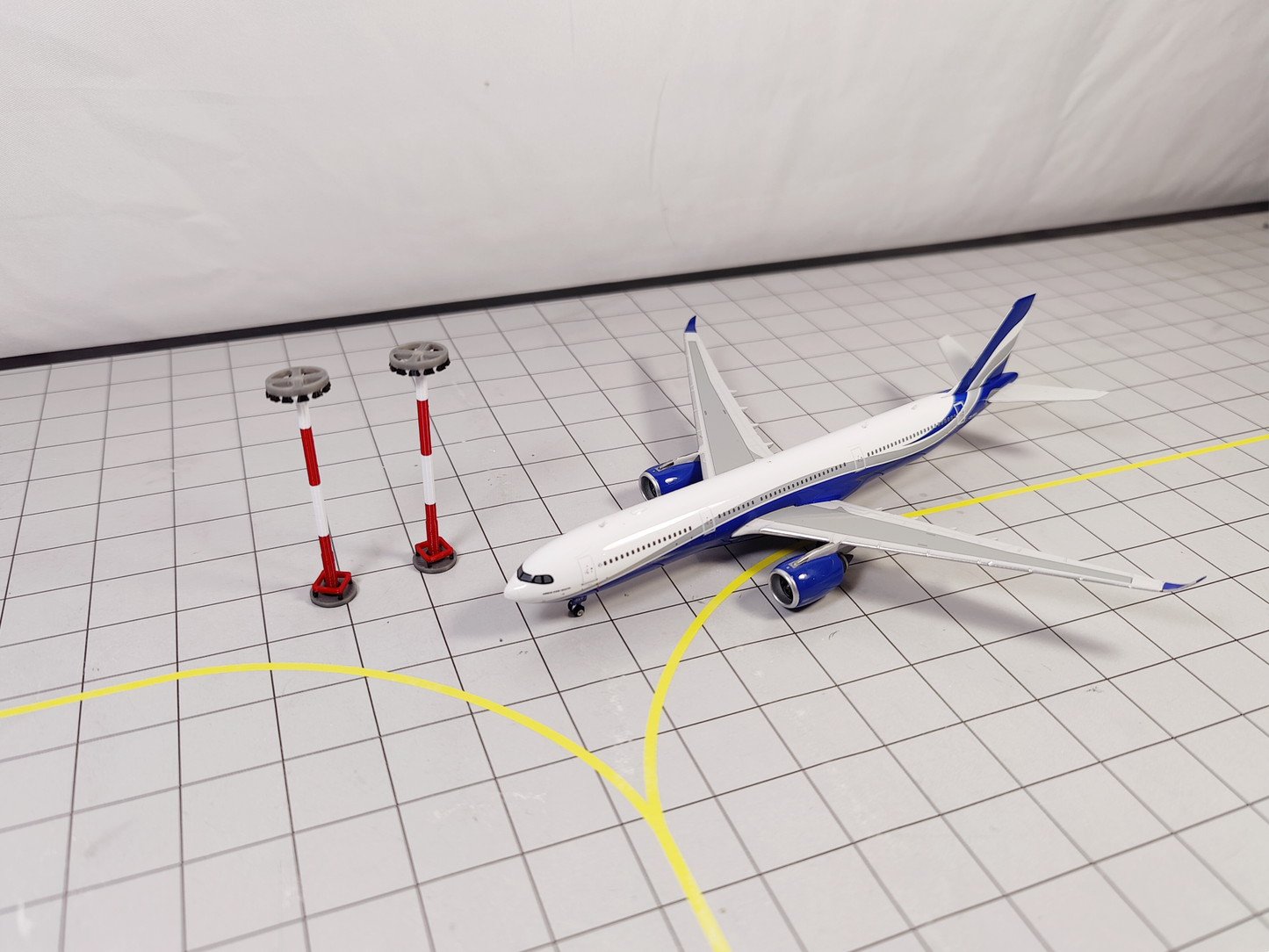 AIRPORT FLOODLIGHTS x10 Red/White Lights Building Models 1:400 Scale Diorama