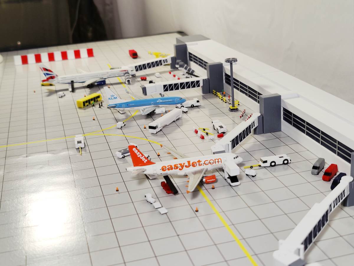 Regional Airport Terminal Building + Extending Bridges Model 1:500 Scale Diorama