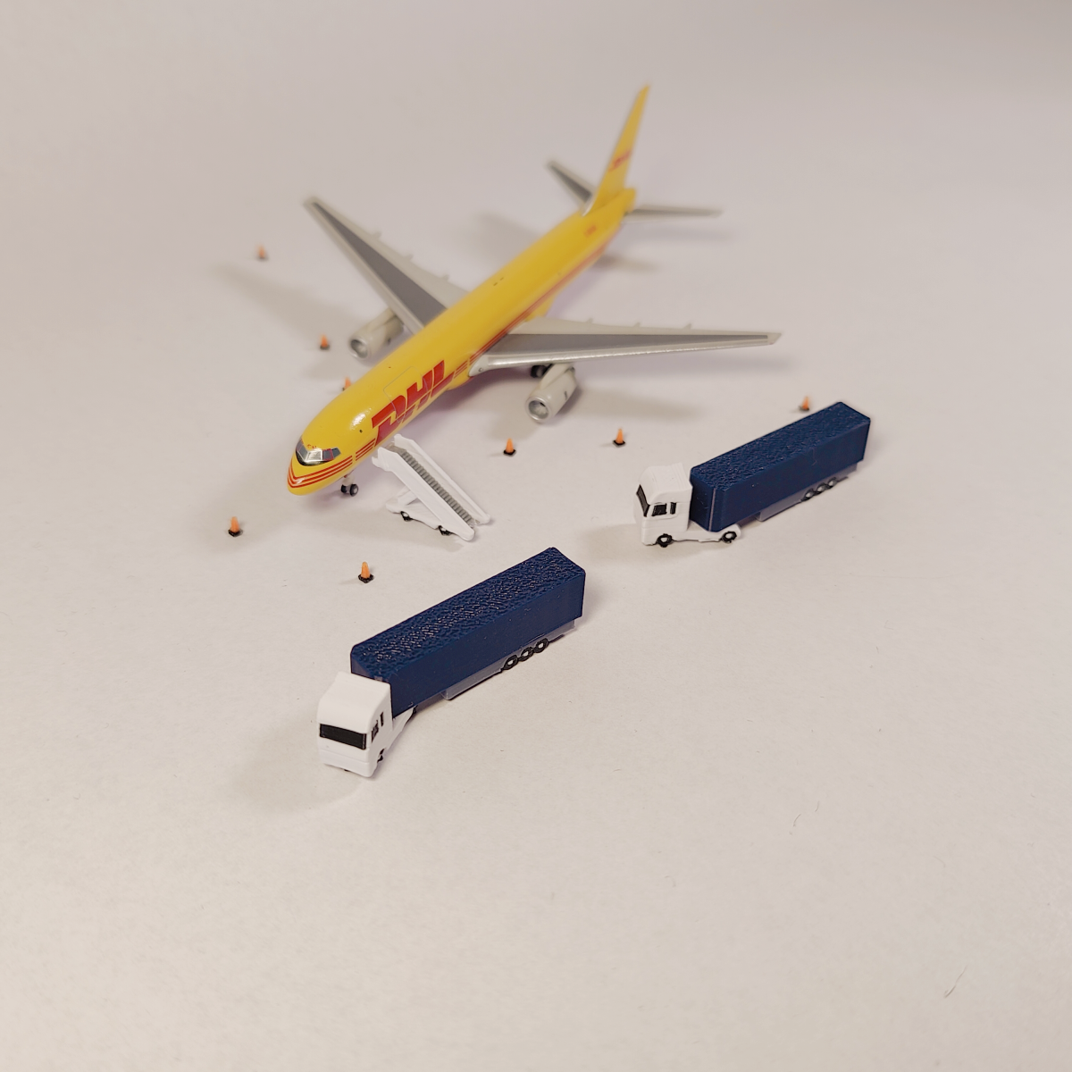 6x Articulated Truck/Lorry Airport GSE Vehicles 1:400 Scale Fully Rotating