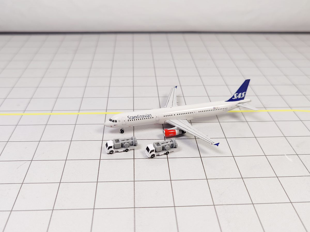 8x Refuelling Fuel Hose Trucks Airport GSE Service Vehicles 1:500 Scale Diorama