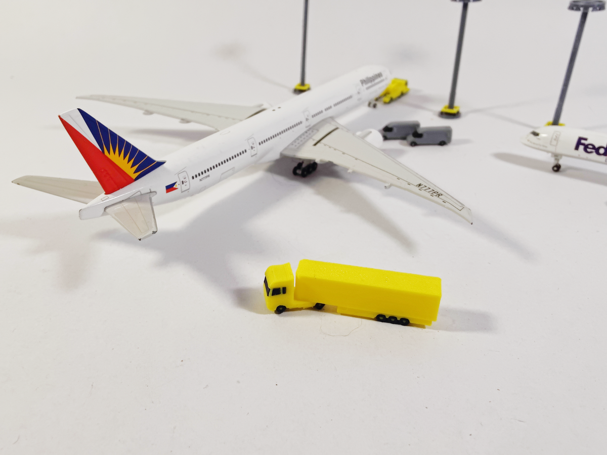 6x Articulated Truck/Lorry Airport GSE Vehicles 1:400 Scale Fully Rotating