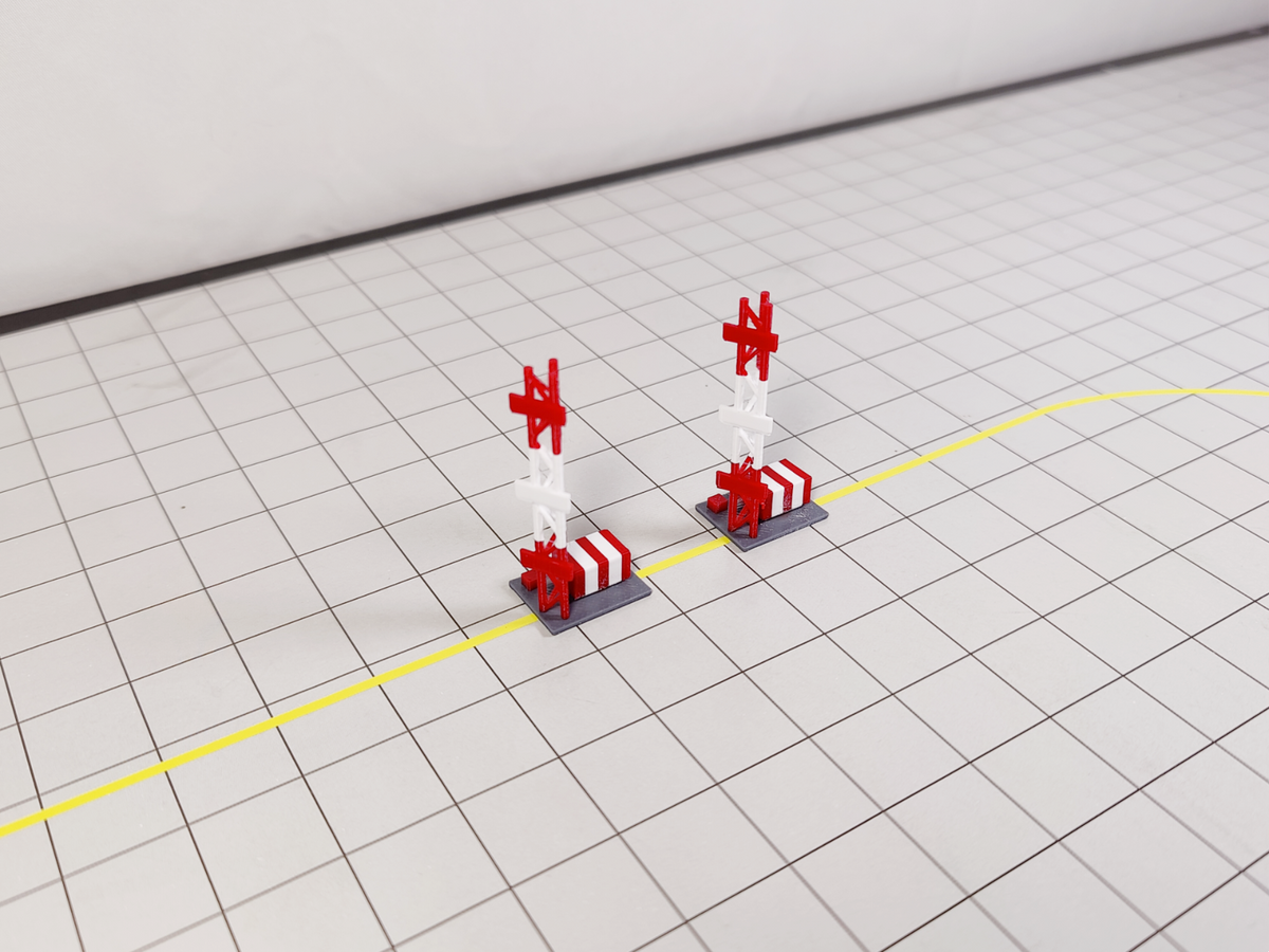 2x Red & White ILS Antenna Towers Aircraft Building Scenery Models 1:200 Scale