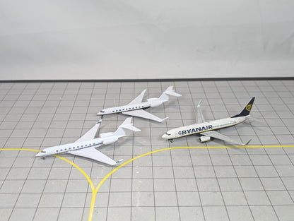 2x Gulfstream G700 Business Private Jet 1:400 Scale Models Airport Diorama