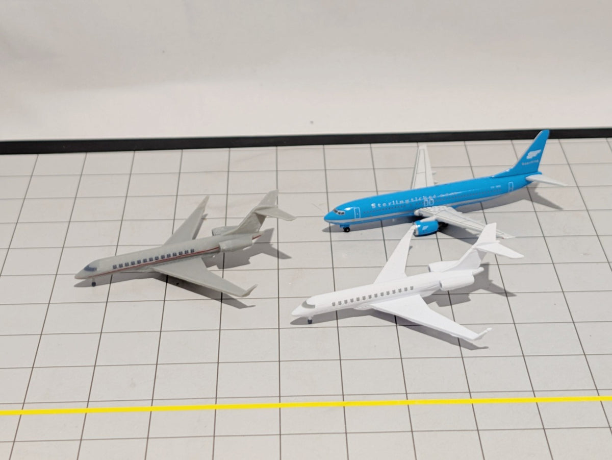 2x Bombardier Global 7500 Business Private Jet Models 1:500 Scale Diorama