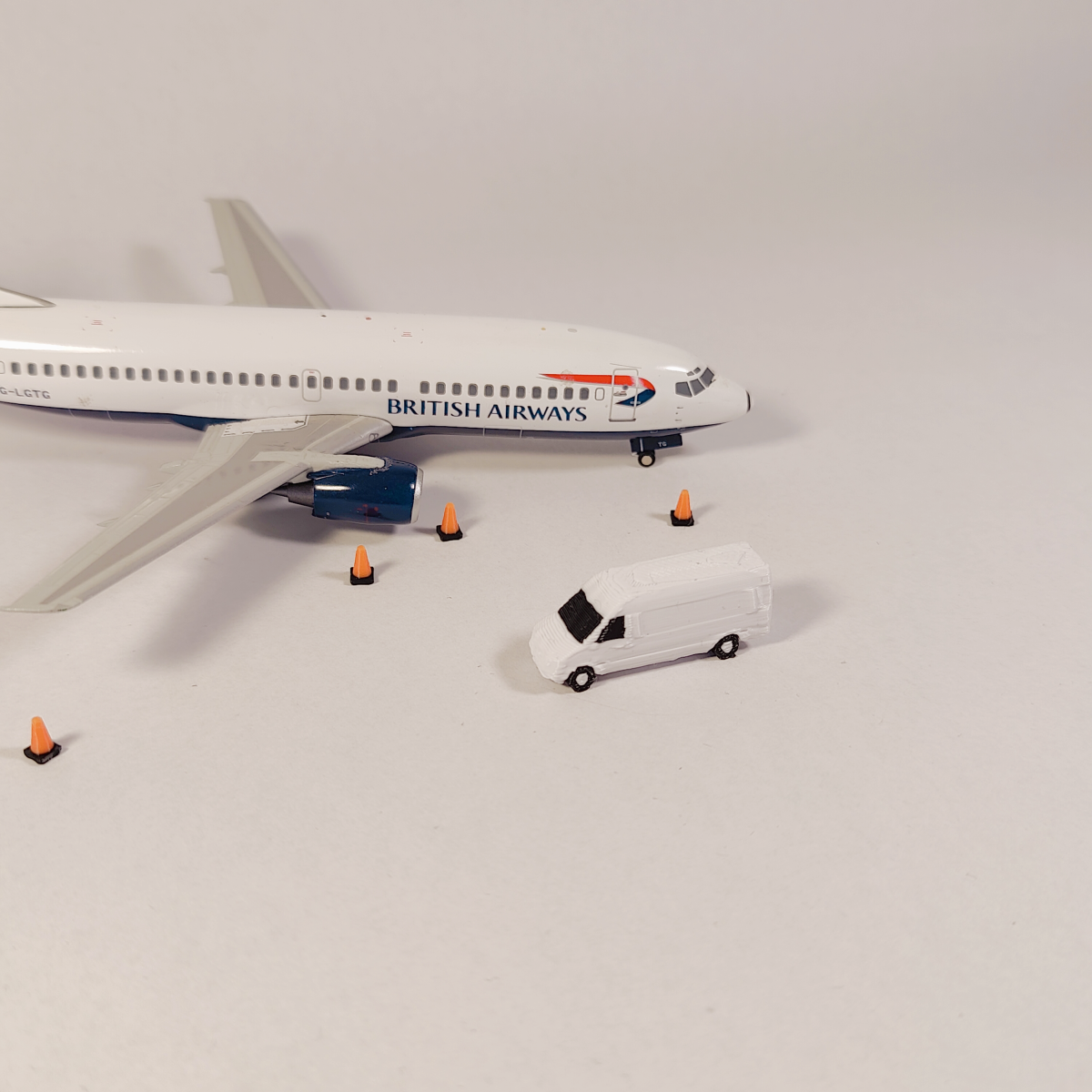 5x Courier Sprinter Vans Cargo Airport GSE Aircraft Vehicles 1:200 Scale