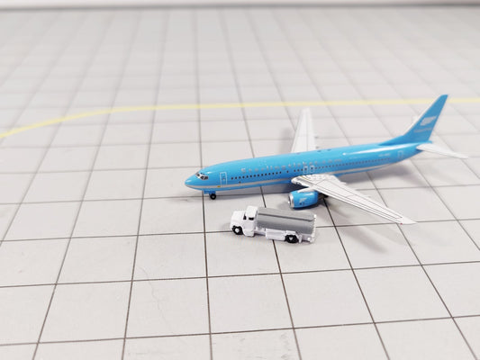 8x Refuelling Fuel Trucks US Style Airport GSE Service Vehicles 1:500 Scale