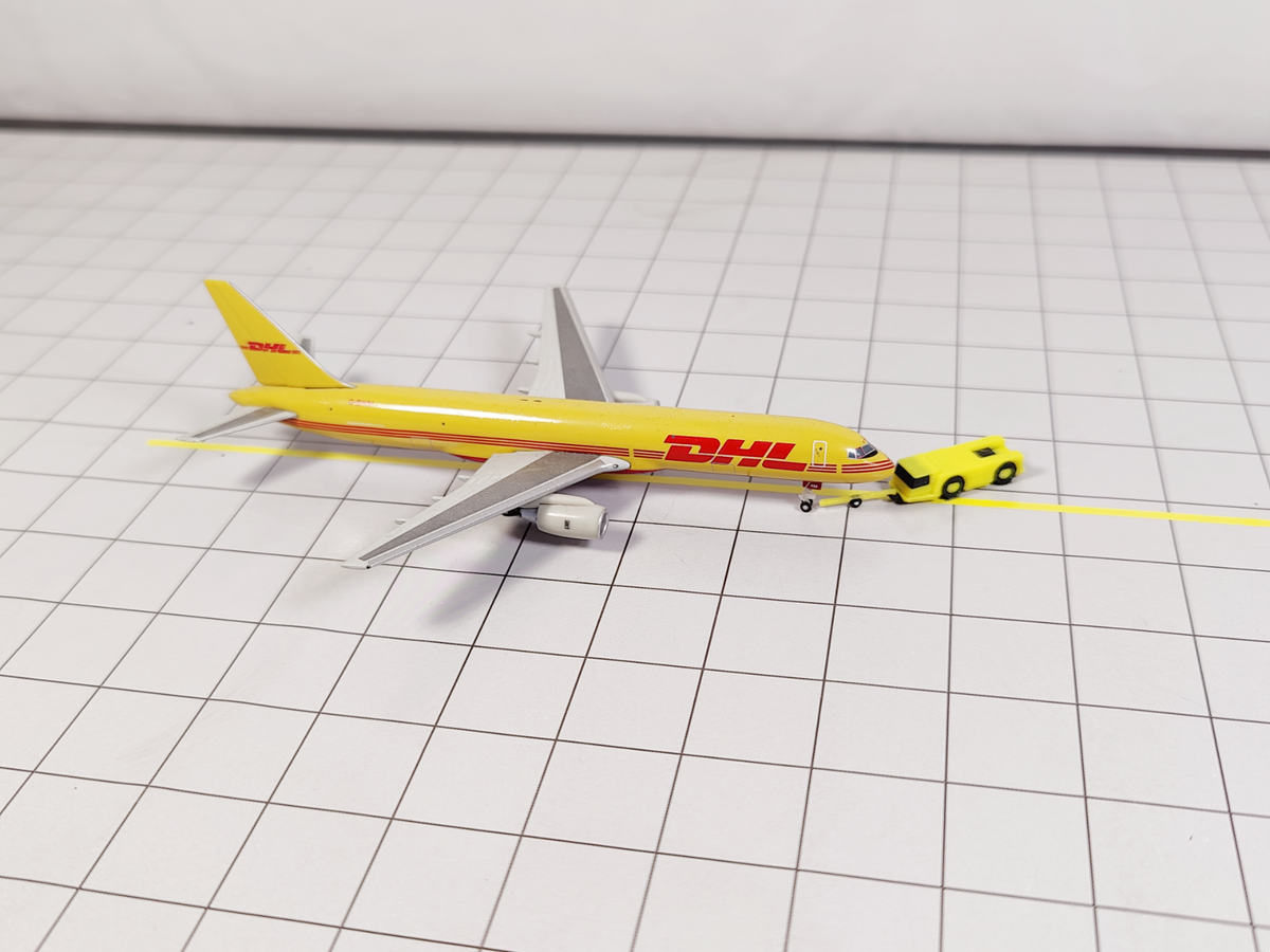 8x Aircraft Tugs/Tractors with Tow Bars Airport GSE Models 1:400 Diorama - Yellow