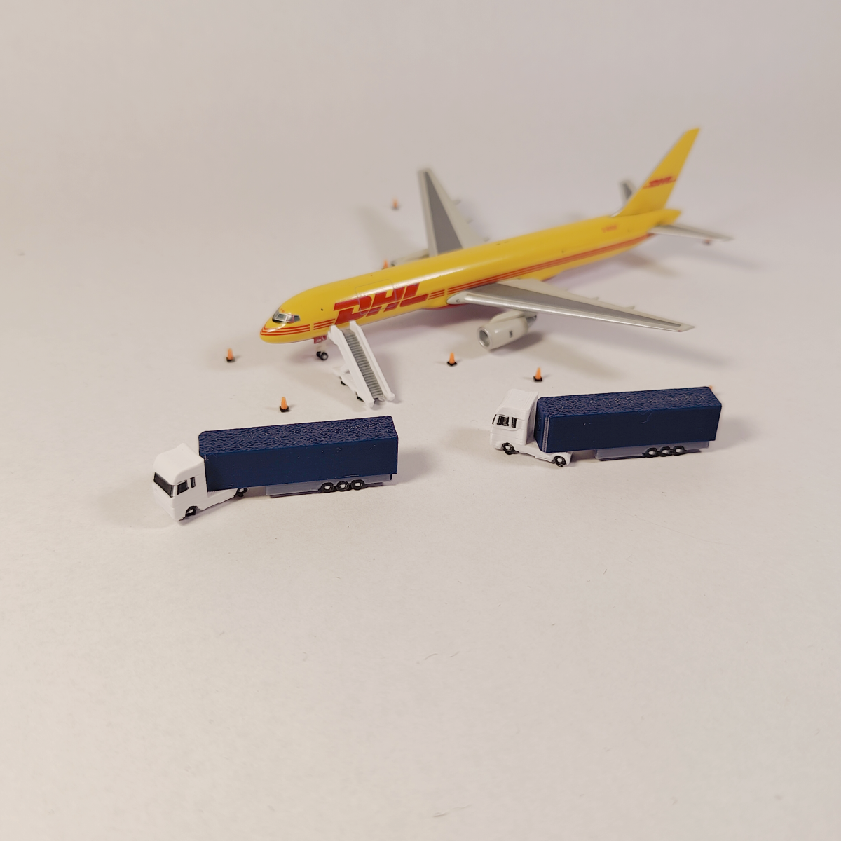 6x Articulated Truck/Lorry Airport GSE Vehicles 1:400 Scale Fully Rotating