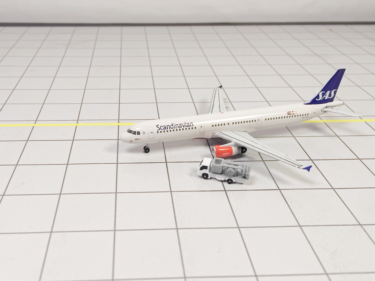 8x Refuelling Fuel Hose Trucks Airport GSE Service Vehicles 1:500 Scale Diorama