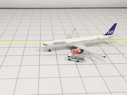 8x Refuelling Fuel Hose Trucks Airport GSE Service Vehicles 1:500 Scale Diorama