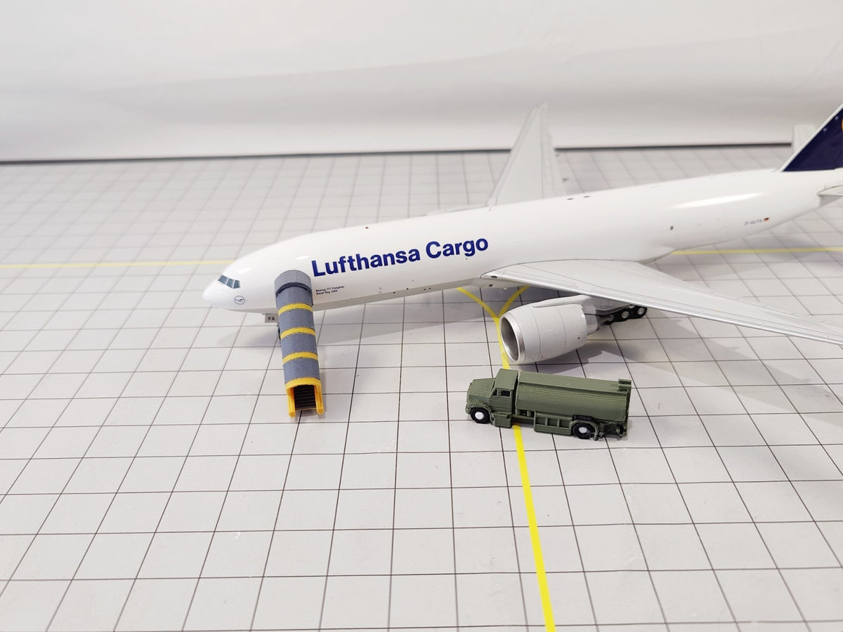 4x Refuelling Fuel Trucks US Style Airport GSE Service Vehicles 1:200 Scale