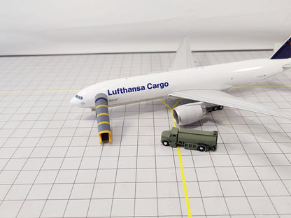 4x Refuelling Fuel Trucks US Style Airport GSE Service Vehicles 1:200 Scale