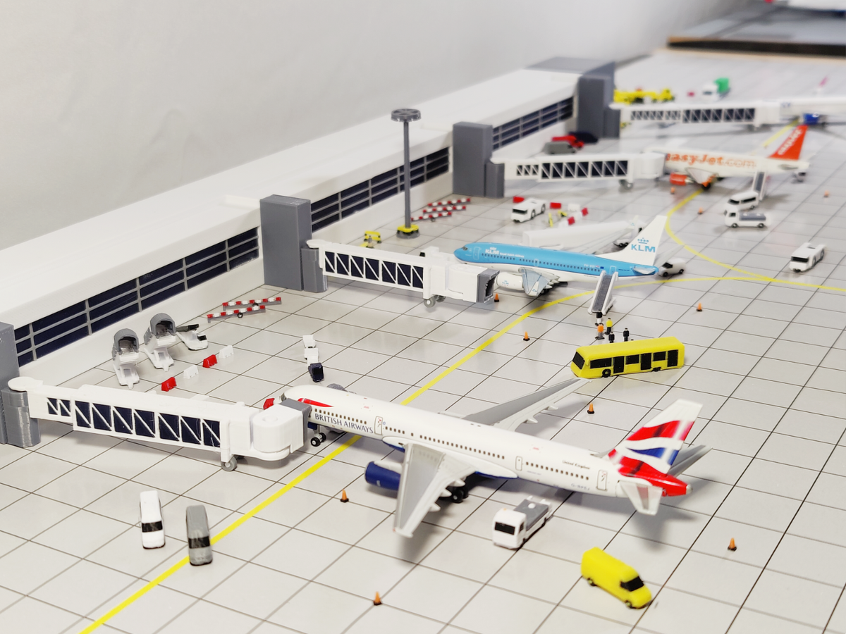 Regional Airport Terminal Building + Extending Bridges Model 1:500 Scale Diorama