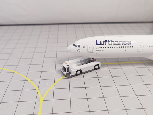 Aircraft Pushback Tugs 4x Widebody Airport GSE White Vehicle Model 1:200 Diorama