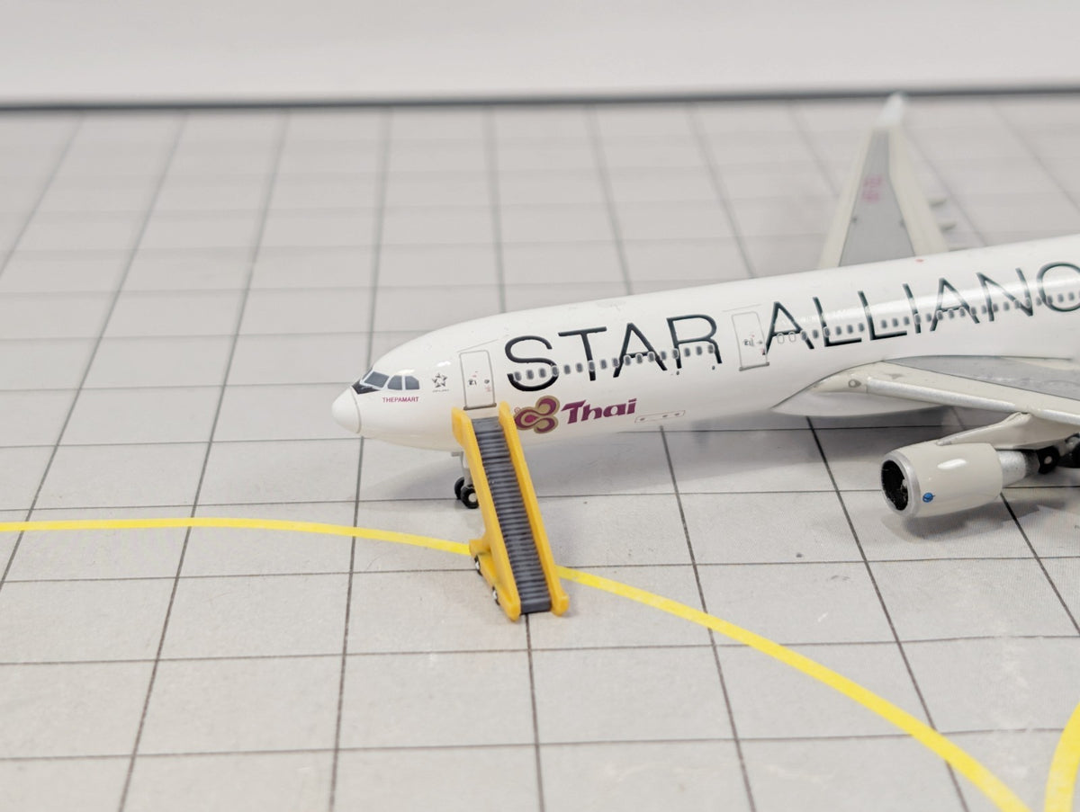 10x Widebody Aircraft Stairs Airport GSE Vehicles 1:400 Scale Diorama