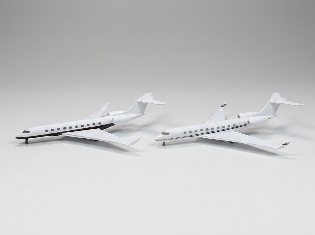 2x Gulfstream G700 Business Private Jet 1:400 Scale Models Airport Diorama