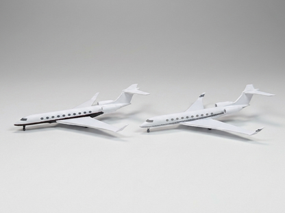 2x Gulfstream G700 Business Private Jet 1:400 Scale Models Airport Diorama