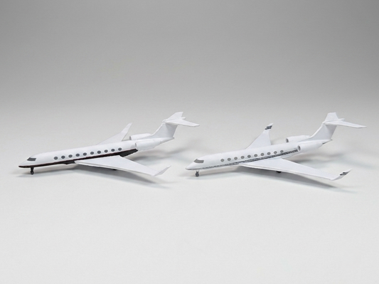 2x Gulfstream G700 Business Private Jet 1:400 Scale Models Airport Diorama