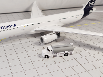 4x Refuelling Fuel Trucks US Style Airport GSE Service Vehicles 1:200 Scale