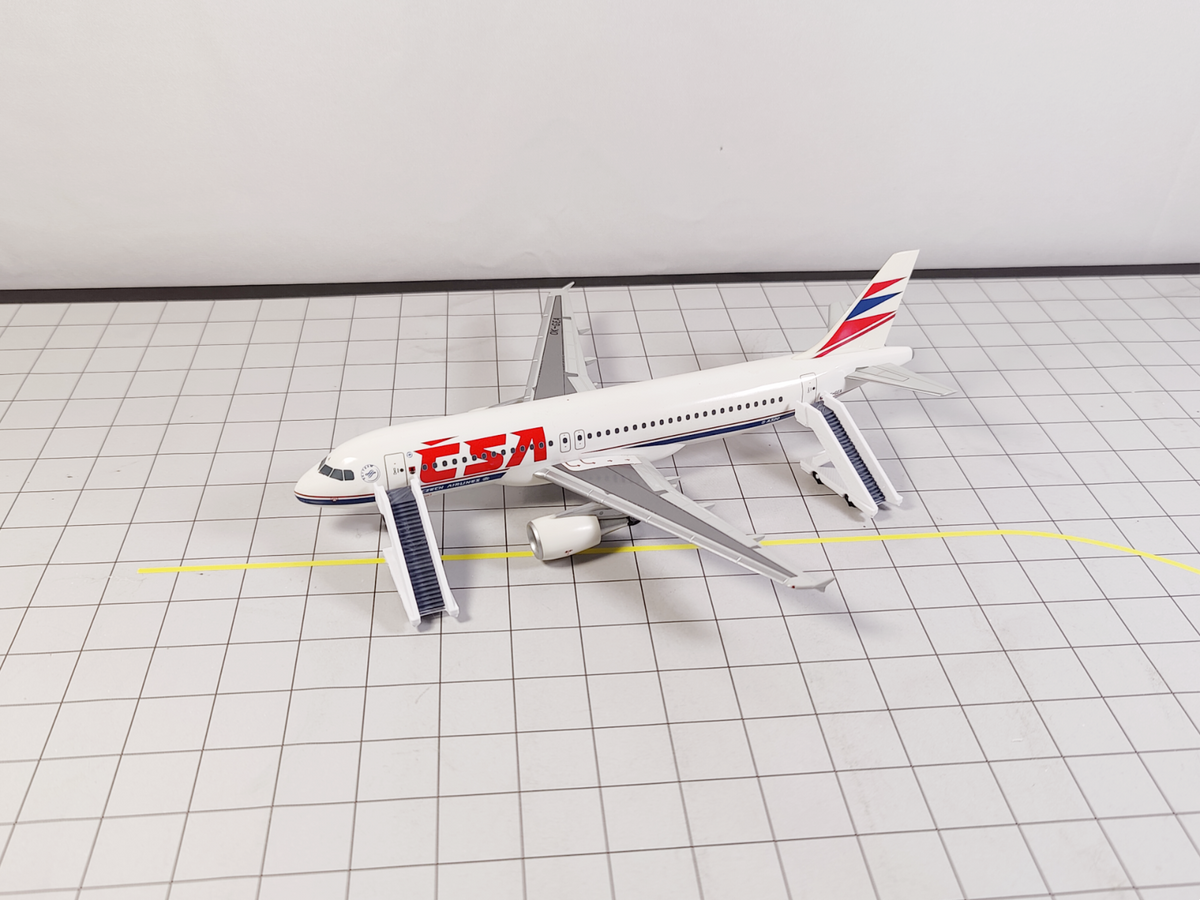 4x Narrowbody Aircraft Stairs Airport GSE Vehicles 1:200 Scale Diorama
