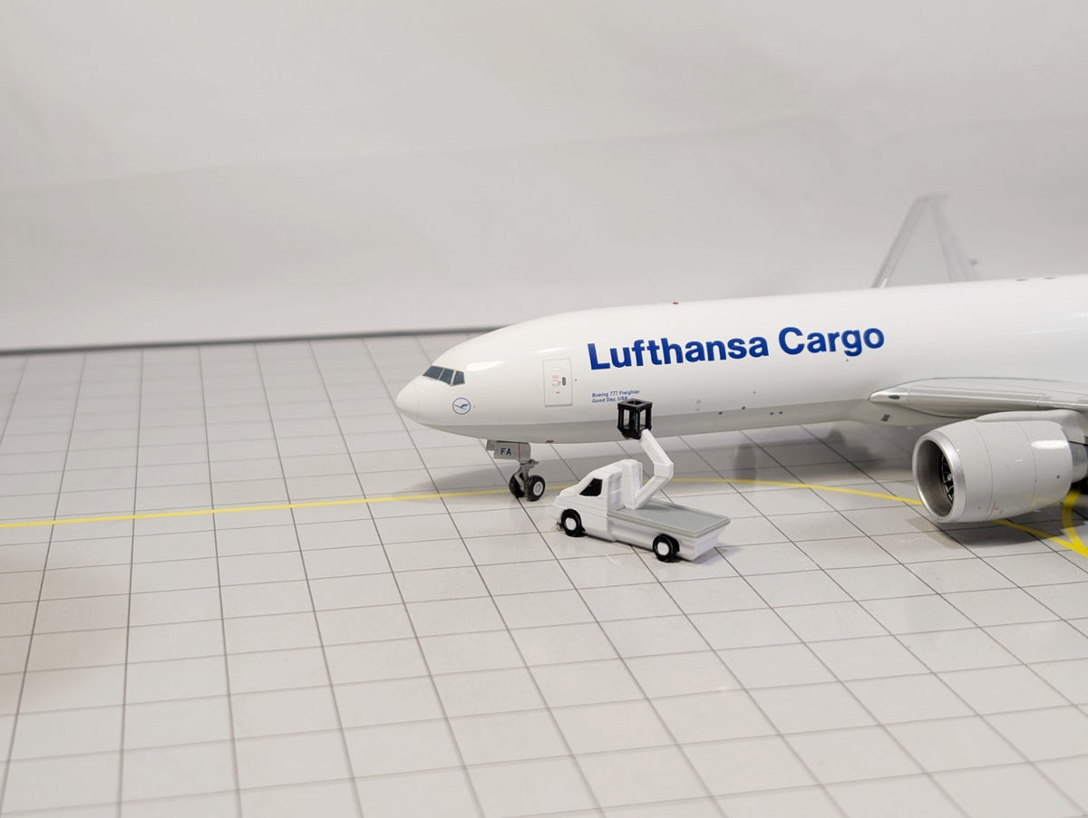 Cherry Picker GSE Lift Vans (x4) Airport Vehicles 1:200 Scale Diorama Scenery