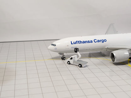 Cherry Picker GSE Lift Vans (x4) Airport Vehicles 1:200 Scale Diorama Scenery