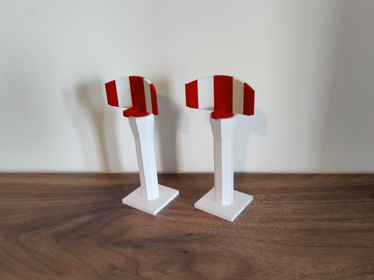 2x Red & White Small Airport Radar Towers Aircraft Building Models 1:200 Scale