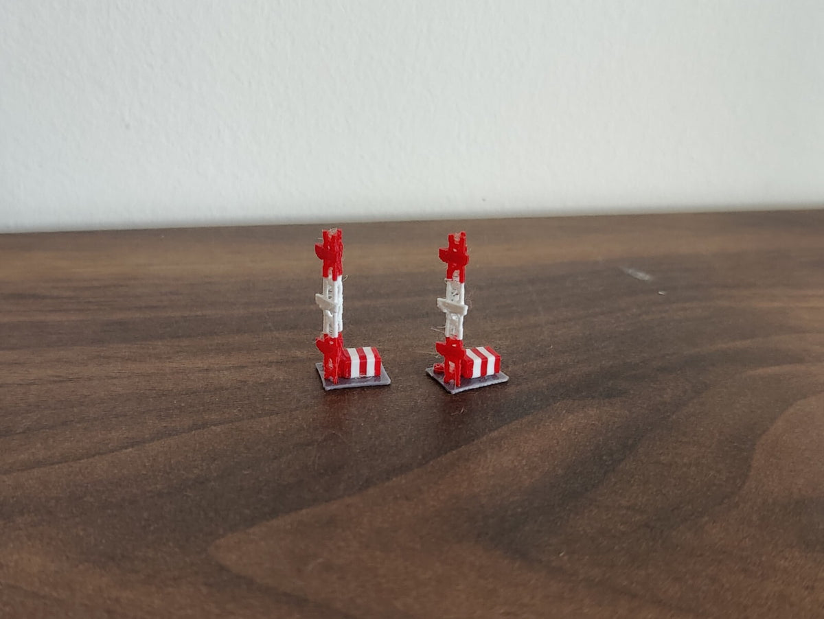 2x Red & White Small ILS Antenna Towers Aircraft Building Models 1:400 Scale