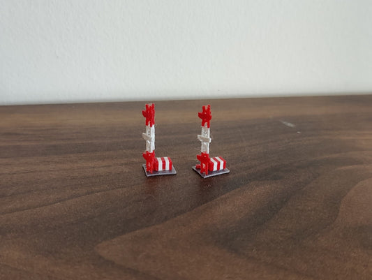 2x Red & White Small ILS Antenna Towers Aircraft Building Models 1:400 Scale