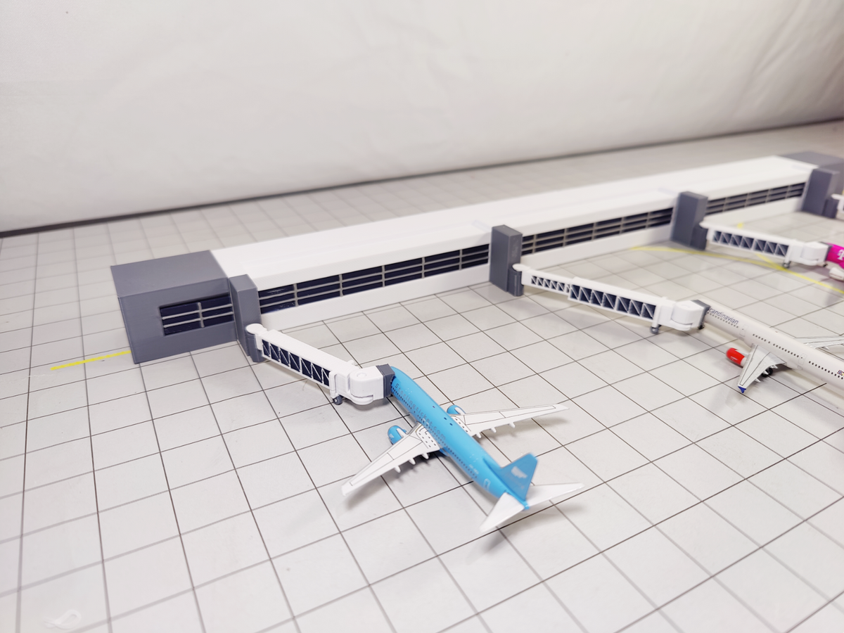 Regional Airport Terminal Building + Extending Bridges Model 1:500 Scale Diorama