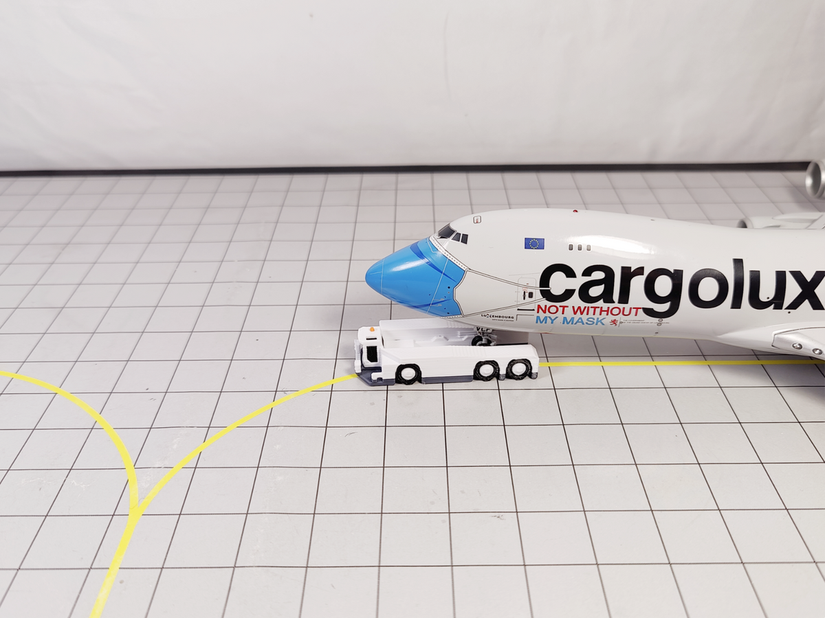 Aircraft Pushback Tugs (4x Twin Axle) Airport GSE White Models 1:200 Diorama