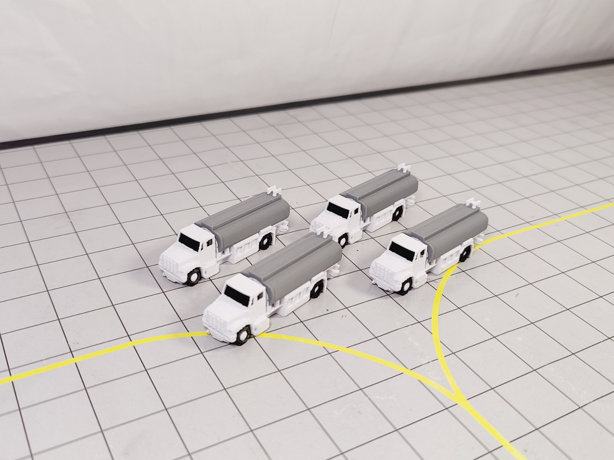 4x Refuelling Fuel Trucks US Style Airport GSE Service Vehicles 1:200 Scale