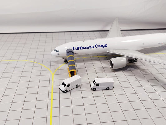 5x Courier Delivery Step Vans US Style Airport GSE Vehicles 1:200 Scale