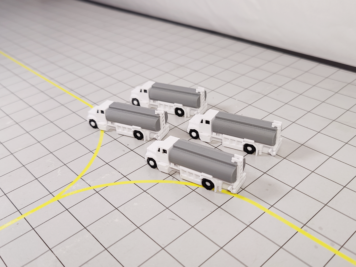 4x Refuelling Fuel Trucks US Style Airport GSE Service Vehicles 1:200 Scale