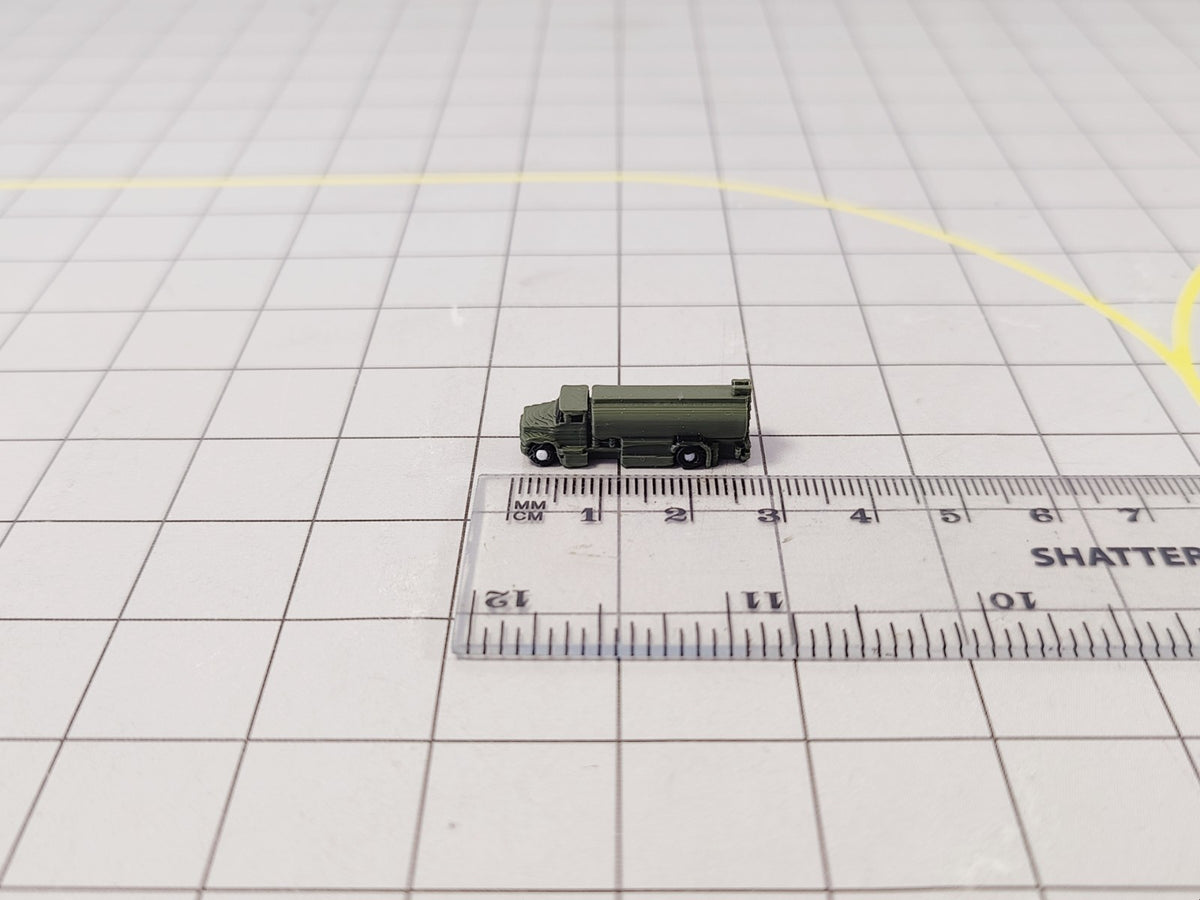 8x REFUELLING FUEL TRUCKS US Style Airport GSE Service Vehicles 1:400 Scale - Military Green