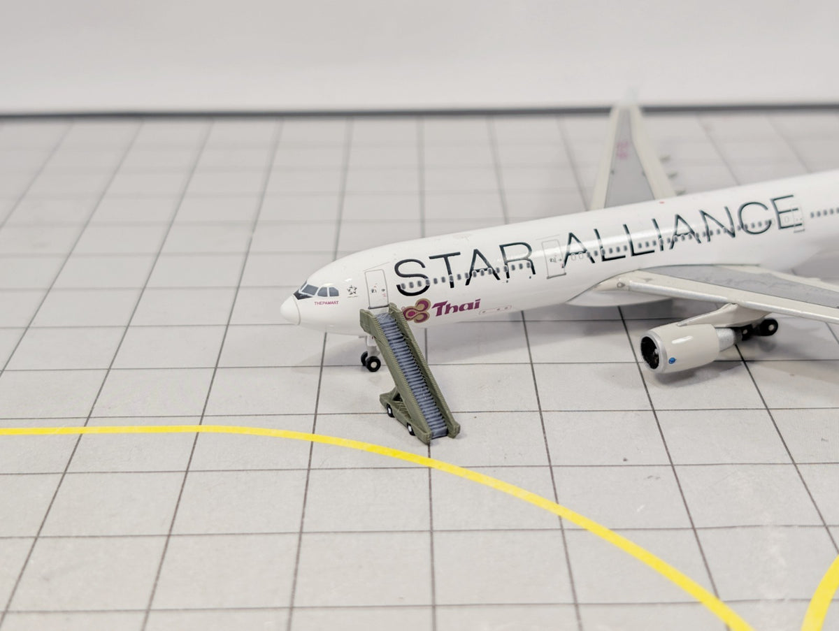 10x Widebody Aircraft Stairs Airport GSE Vehicles 1:400 Scale Diorama