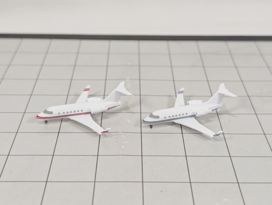 2x Bombardier Challenger CL-600 Business Private Jet Models 1:500 Scale Diorama