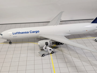Cherry Picker GSE Lift Vans (x4) Airport Vehicles 1:200 Scale Diorama Scenery