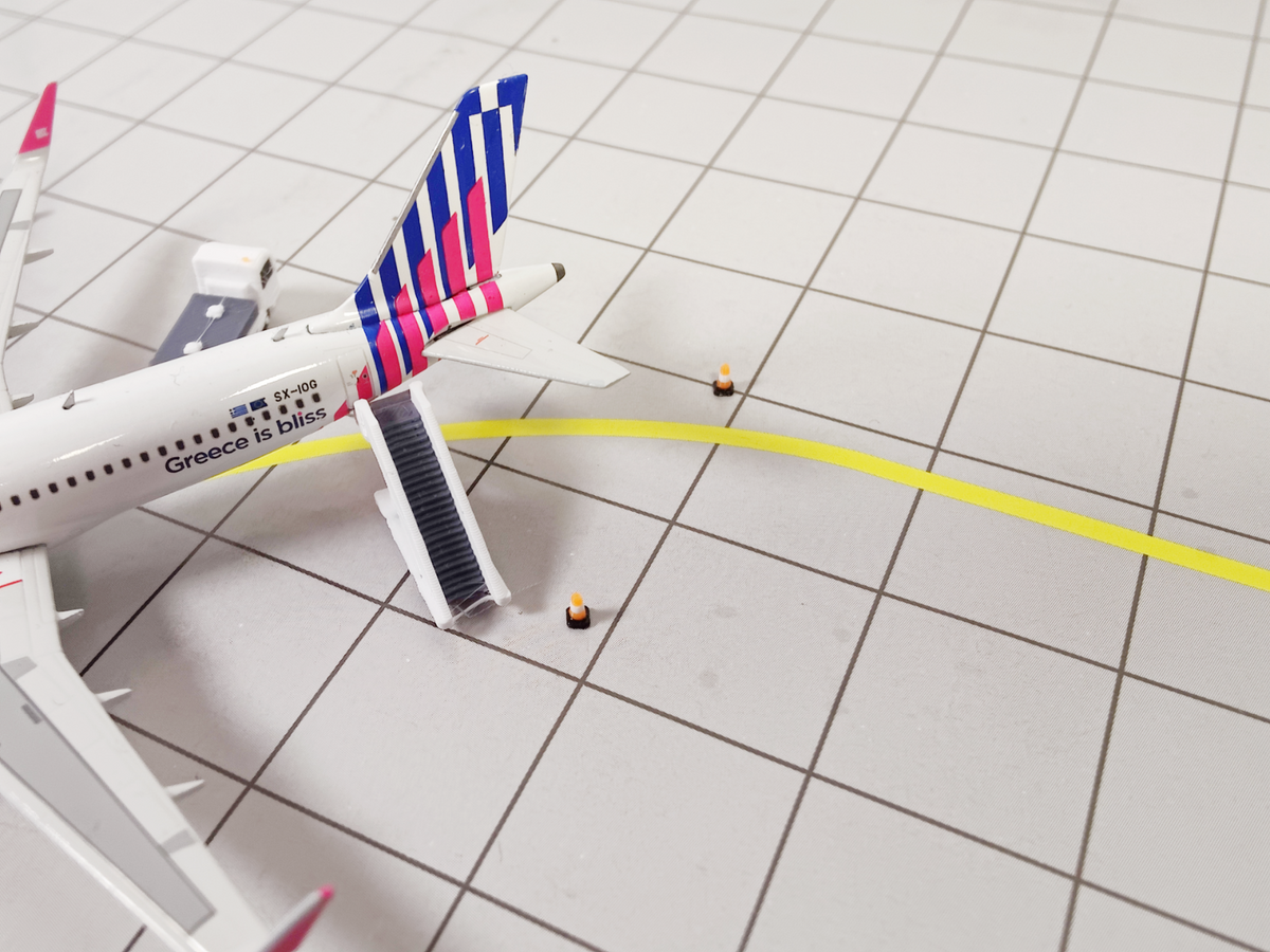 100x Orange/White Traffic Cones Airport Stand GSE Models 1:500 Scale Diorama