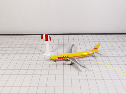 2x Red & White Small Airport Radar Towers Aircraft Building Models 1:400 Scale