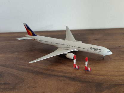 2x Red & White Small ILS Antenna Towers Aircraft Building Models 1:400 Scale