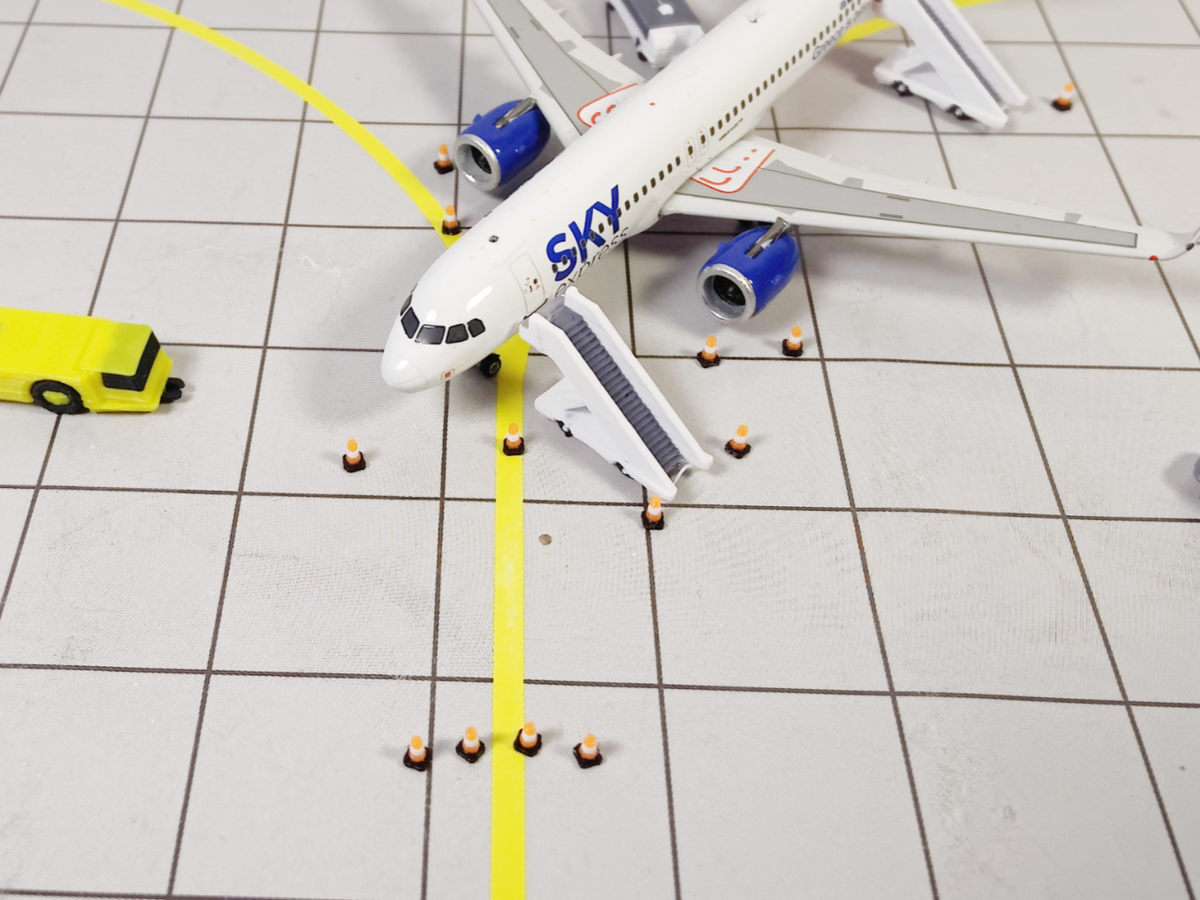100x Orange/White Traffic Cones Airport Stand GSE Models 1:500 Scale Diorama