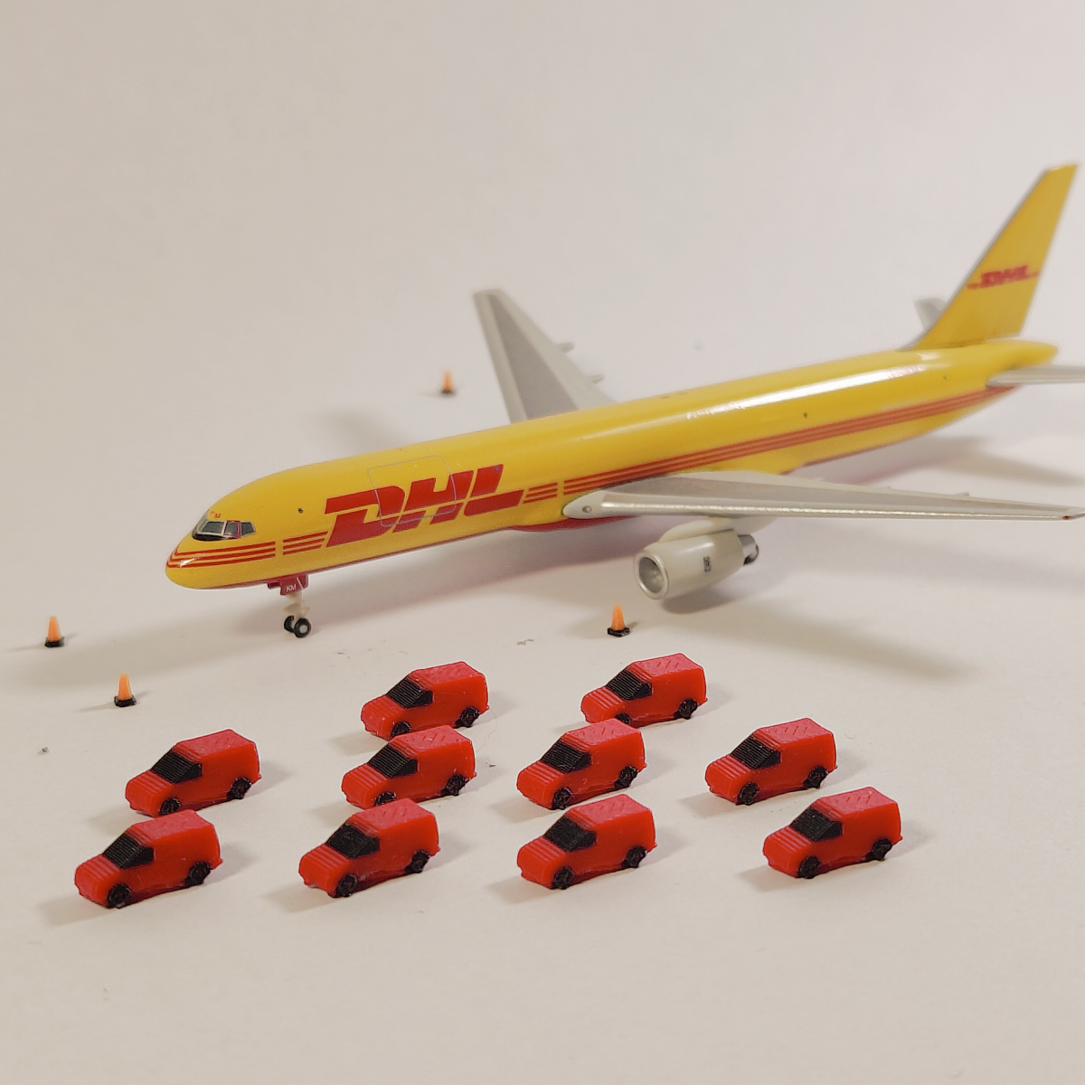 10x Small Engineering Vans Airport Aircraft Vehicles Models 1:400 Scale - Red (Post Van)