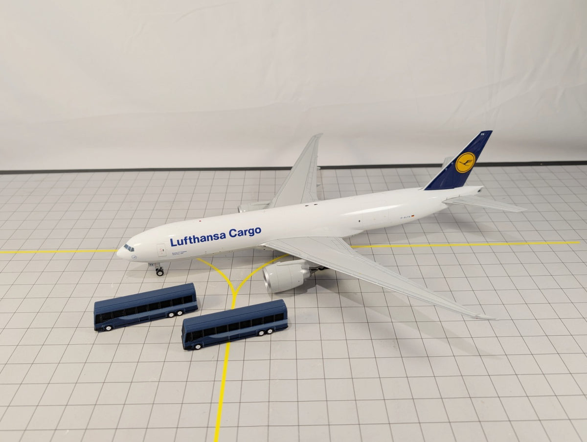 4x Greyhound Bus/Coach US style Airport GSE Vehicle Models 1:200 Scale Diorama