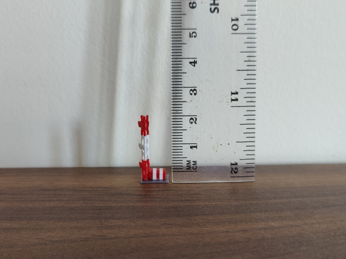 2x Red & White Small ILS Antenna Towers Aircraft Building Models 1:400 Scale