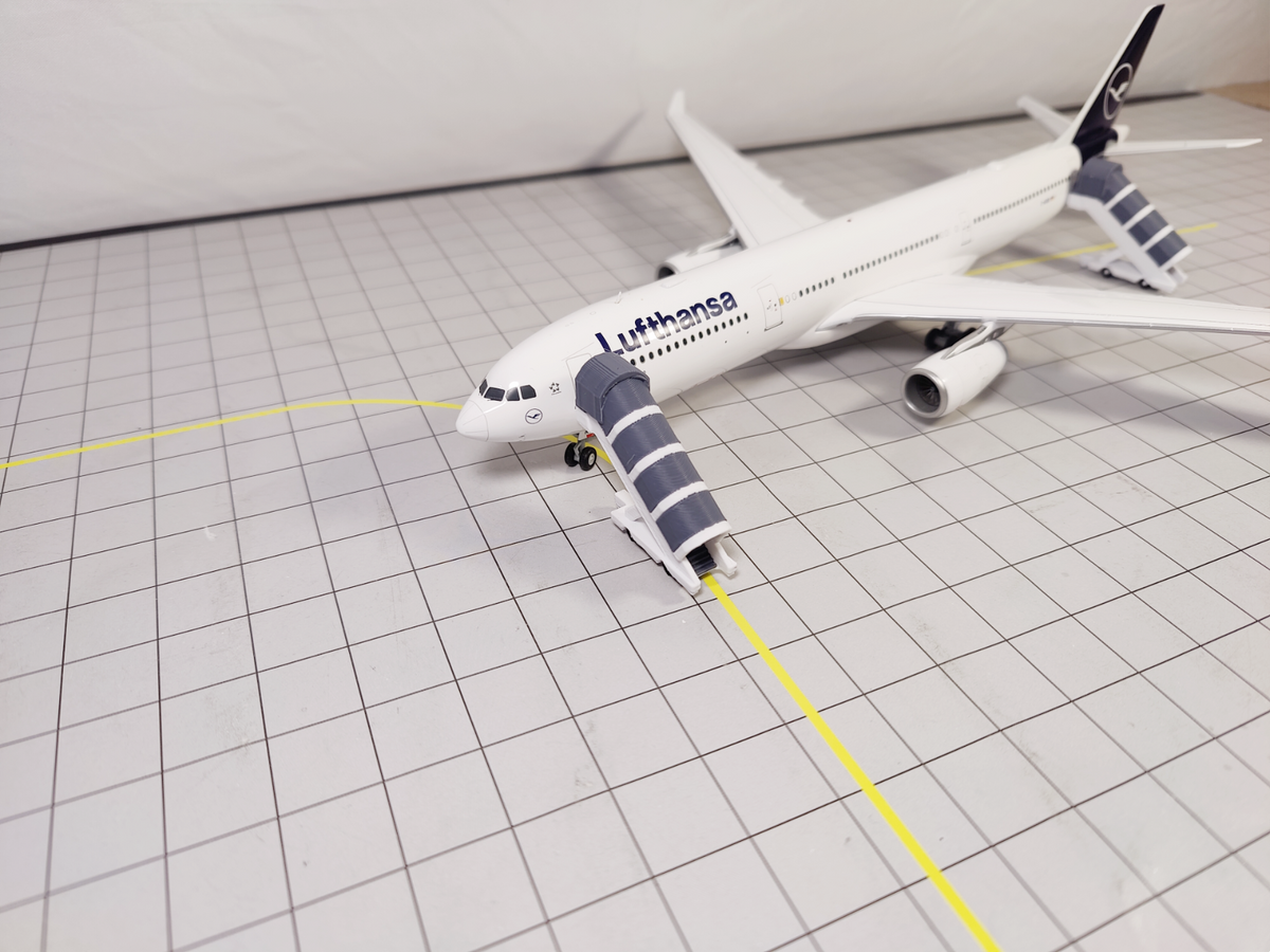 4x Widebody Covered Aircraft Stairs Airport GSE Models 1:200 Scale Diorama